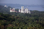 Foto, Bild: aus den Palmenwldern auf der Flche des alten Goa ragen die St.-Francis-Kirche und Se-Kathedrale