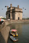 Foto, Bild: Krhen am Gateway of India und badende Jungen