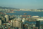 Foto, Bild: City von Pusan mit Containerterminal und Anleger fr Fahrgastschiffe