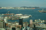 Foto, Bild: City von Pusan mit Containerterminal und Anleger fr Fahrgastschiffe