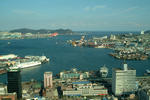 Foto, Bild: City von Pusan mit Containerterminal, Anleger fr Fahrgastschiffe und Hafeneinfahrt