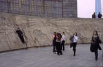 Foto, Bild: Mdchen posieren vor dem Denkmal der Volkshelden am Bund