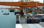 Foto, Bild: Blick von der Schiffsbrcke eines Containerschiffs im Hafen auf den Finanzdistrikt