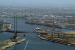 Foto, Bild: Blick ber City und Hafen mit Charles Grimes Bridge