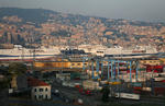 Foto, Bild: Blick ber den Containerhafen und die Fhrterminals auf die City von Genua