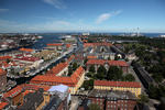 Foto, Bild: Blick von der Vor Frelsers Kirke ber Kopenhagen, Holmen mit der Oper (Operaen Kbenhavn) bis zum Hafen