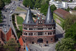 Foto, Bild: Holstentor von der Petrikirche aus in Lbeck