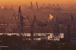 Foto, Bild: Blick ber Elbe und Hafen mit seinen Krnen abends