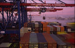 Foto, Bild: Containerschiff, Containerbrcke, Containerumschlag im Abendlicht am CTA vor der Khlbrandbrcke und abziehendem Nebel
