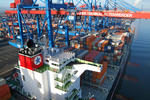 Foto, Bild: Containerschiff, Containerbrcke, Containerverladung am CTA Container Terminal Altenwerder Hamburg vom Ausleger der Containerbrcke aus