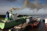 Foto, Bild: Nord-Ostsee-Kanal (NOK, Kiel Canal), Schiffe fahren aus der Schleuse Brunsbttel (Brunsbttel Locks) Richtung Elbe