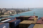 Foto, Bild: Suezkanal, Sueskanal (Suez Canal), Schiffskonvoi fhrt von Sden kommend an Suez vorbei in den Suezkanal (Sueskanal)