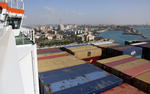 Foto, Bild: Suezkanal, Sueskanal (Suez Canal), Grocontainerschiff fhrt an einer Moschee von Suez vorbei in den Suezkanal (Sueskanal)