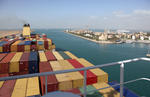 Foto, Bild: Suezkanal, Sueskanal (Suez Canal), Blick zur Einfahrt in den Suezkanal (Sueskanal) bei Suez von einem Grocontainerschiff aus