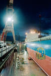 Foto, Bild: Werftarbeiter wird bei Blohm + Voss Repair im Personenkorb an Bord gehievt