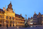 Foto, Bild: Brabobrunnen vor Rathaus und Gildehusern auf dem Rathausplatz in Antwerpen