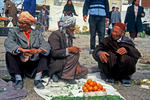 Foto, Bild: drei Maenner auf dem Markt von Karthago