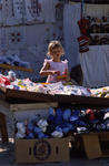 Foto, Bild: Mdchen in Sommerkleid feilscht auf dem Flohmarkt