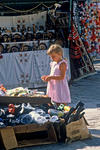 Foto, Bild: Mdchen in Sommerkleid auf dem Flohmarkt
