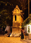 Foto, Bild: Sarkophag in der Altstadt von Kas in Lykien in der Trkei abends