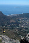 Foto, Bild: Blick vom Tafelberg auf die Seilbahn und Robben Island