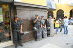 Foto, Bild: Polizisten beim Eisessen