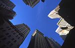 Foto, Bild: Blick von der Wall Street neben der New York Stock Exchange aus nach oben