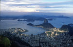 Foto, Bild: Blick vom Corcovado aus auf den Zuckerhut von Rio und die Guanabara Bucht