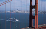 Foto, Bild: Pylon der Golden Gate Bridge mit Fahrgastschiff