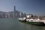 Foto, Bild: Blick von der Tsim-Sha-Tsui-Promenade in Kowloon auf Star-Ferry-Terminal und die Skyline von Hongkong