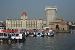 Foto, Bild: Schiffe vor dem Triumphbogen Gateway of India und dem Hotel Taj Mahal Intercontinental