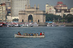 Foto, Bild: Ruderboot vor dem Triumphbogen Gateway of India und dem Hotel Taj Mahal Intercontinental