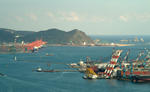 Foto, Bild: Hafeneinfahrt und Hafen von Pusan mit Containerterminal