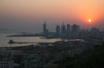Foto, Bild: Blick vom Xinhaoshan Hill auf Qingdao Bay mit der Zhanqiao Pier abends