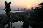 Foto, Bild: Blick vom Xinhaoshan Hill mit dem Drachenbrunnen auf Qingdao