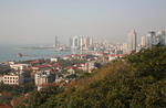 Foto, Bild: Blick vom Xinhaoshan Hill auf Qingdao Bay mit der Zhanqiao Pier