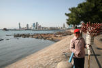 Foto, Bild: Uferpromenade (einst Kaiser-Wilhelm-Ufer) der Qingdao Bay mit der Zhanqiao Pier