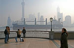 Foto, Bild: Bund - die Promenade entlang dem Fluss Huangpu gegenueber von Pudong