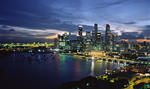 Foto, Bild: Finanzdistrikt von Singapur mit Hafen in der blauen Stunde