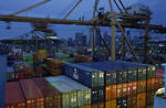 Foto, Bild: Blick von der Schiffsbrücke eines Containerschiffs im Hafen auf den Finanzdistrikt abends