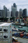 Foto, Bild: Blick von der Schiffsbrücke eines Containerschiffs im Hafen auf den Finanzdistrikt