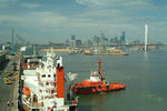 Foto, Bild: Blick von einem Containerschiff im Hafen auf die Charles Grimes Bridge und City von Melbourne