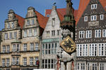 Foto, Bild: Roland vor den historischen Gebäuden am Marktplatz
