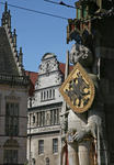 Foto, Bild: Roland vor historischen Gebäuden am Marktplatz mit Schütting
