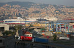 Foto, Bild: Blick über den Containerhafen und die Fährterminals auf die City von Genua