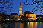 Foto, Bild: Stadtsee (Kleiner Kiel) mit Rathaus und Opernhaus vom Lorentzendamm aus abends