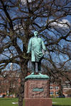Foto, Bild: Bismarck-Denkmal vor Eiche