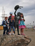 Foto, Bild: Skulptur Winkender Junge mit Kindern auf der Promenade am kurischen Haff