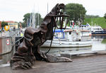 Foto, Bild: Geisterskulptur mit Laterne taucht aus dem Yachthafen auf