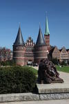 Foto, Bild: Holstentor mit Löwen und Petrikirche (St. Petri) in Lübeck